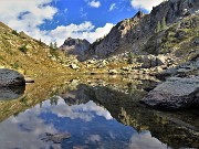 47 Nel Lago della paura si specchia anche il lontano Monte Corte